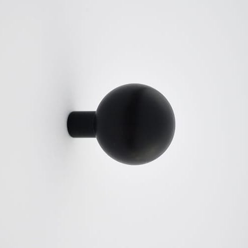 wieszak-czarna-kulka